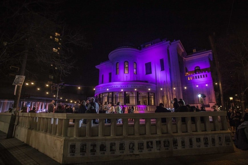 Esta iniciativa se enmarca en una política de apertura llevada adelante por la Municipalidad de Rosario que tiene por objetivo que cada vez más personas se acerquen y visiten los museos y propuestas artísticas de la ciudad.