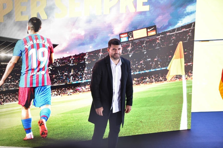 (211215) -- BARCELONA, 15 diciembre, 2021 (Xinhua) -- Imagen proveída por ZUMAPRESS de Sergio Agüero participando en una conferencia de prensa, en Barcelona, España, el 15 de diciembre de 2021. Agüero, de 33 años, anunció el miércoles en Barcelona, España, que no seguirá jugando en forma profesional debido a una arritmia cardíaca que se le detectó en el club catalán. (Xinhua/Imago/ZUMAPRERSS) (da) (vf) ***DERECHOS DE USO UNICAMENTE PARA NORTE Y SUDAMERICA***