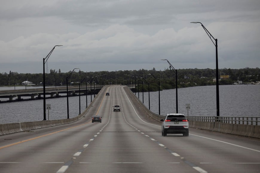 Cars drive over the Caloosahatchee Bridge as Hurricane Milton approaches Fort Myers, Florida, U.S. October 8, 2024. REUTERS/Ricardo Arduengo