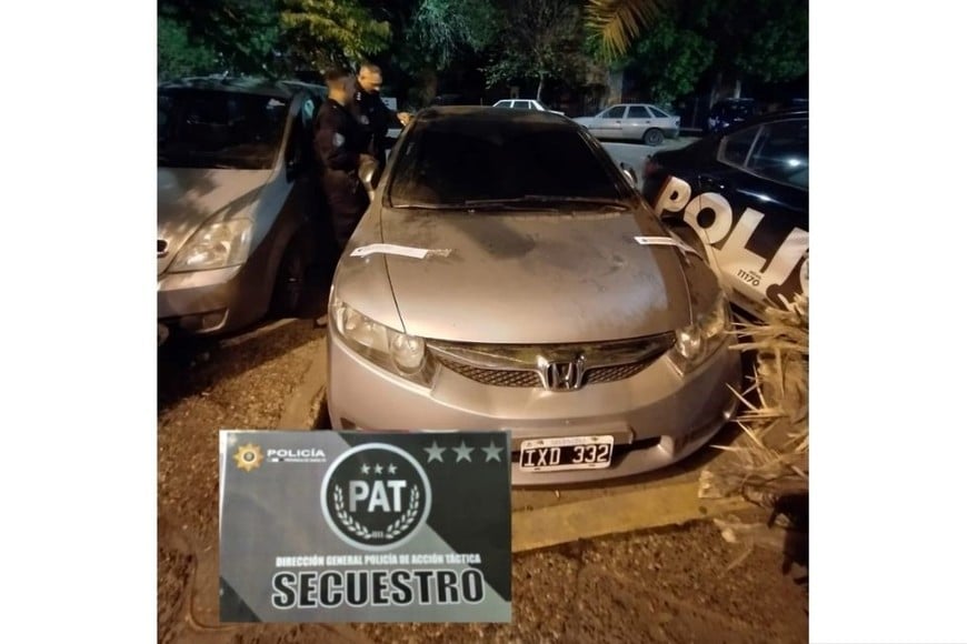 El Honda Civic en el que se movilizaban los delincuentes.