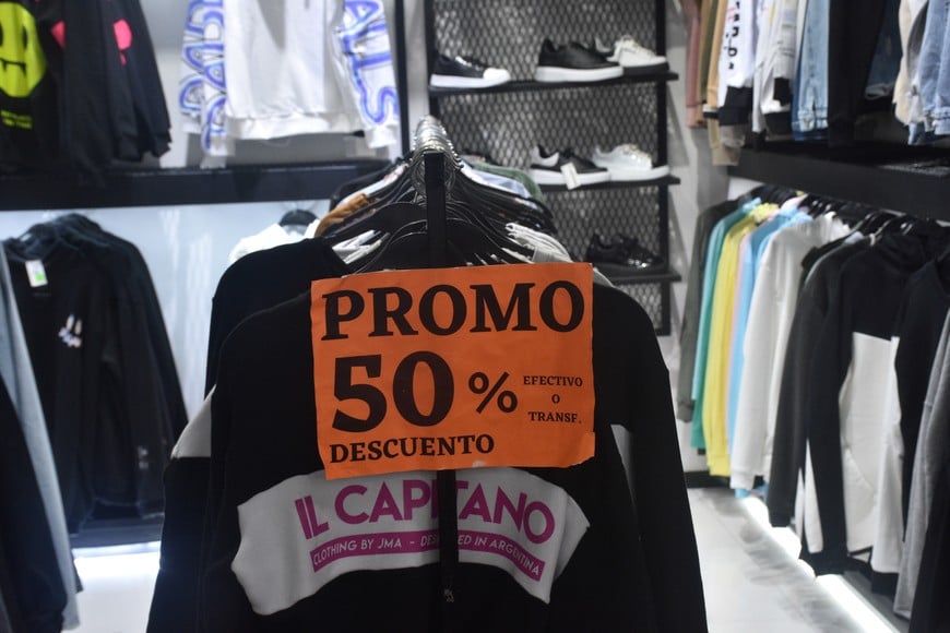 Las “promos” de ropa, a la orden del día.