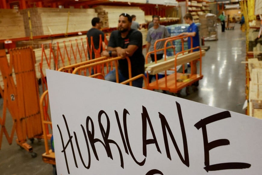 FILE PHOTO: People line up to buy wood to protect their assets before the hurricane Milton, in Orlando, Florida, U.S. October 8, 2024. REUTERS/Jose Luis Gonzalez/File Photo