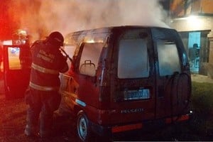 Dos vehículos se incendiaron durante la madrugada de este viernes