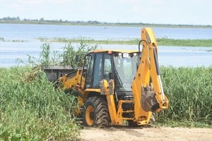 Retroexcavadora realiza tareas de mantenimiento sobre la Costanera Oeste de Santa Fe.

Luis Cetraro.