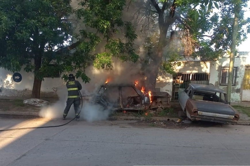 Se incendio un Chevrolet 400 en desuso, al que le faltaban el motor,