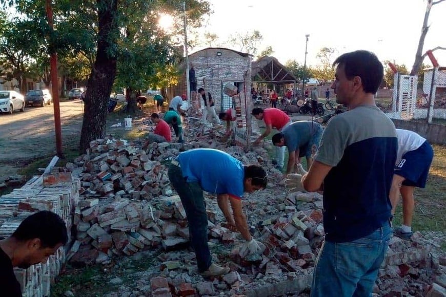 Volver a empezar. Las imágenes de la tormenta que destrozó parte de las instalaciones del club en abril de 2019. Con un gran compromiso de dirigentes, ex dirigentes, socios, hinchas y jugadores, el club se levantó a puro pulmón. Este domingo puede ser campeón de la Copa Santa Fe 2024.