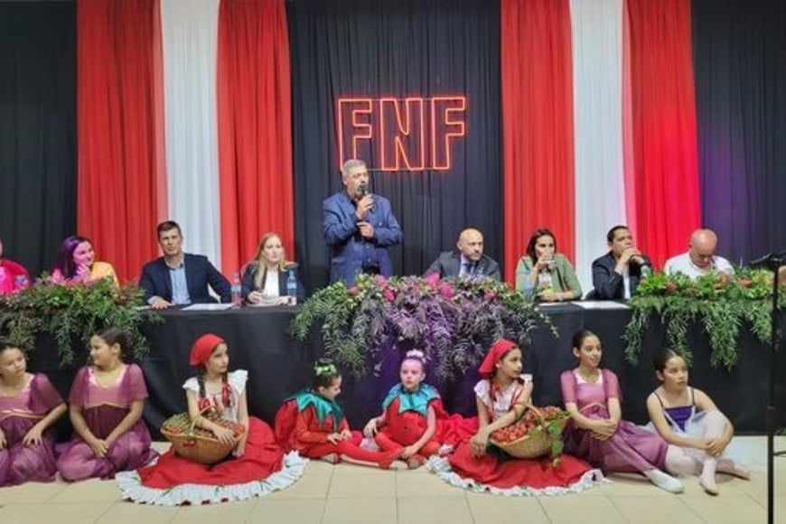 Ramírez habla ante los presentes, entre quienes se destacaron las pequeñas frutillitas, que son parte de la Academia de Danzas Folclóricas Argentinas.