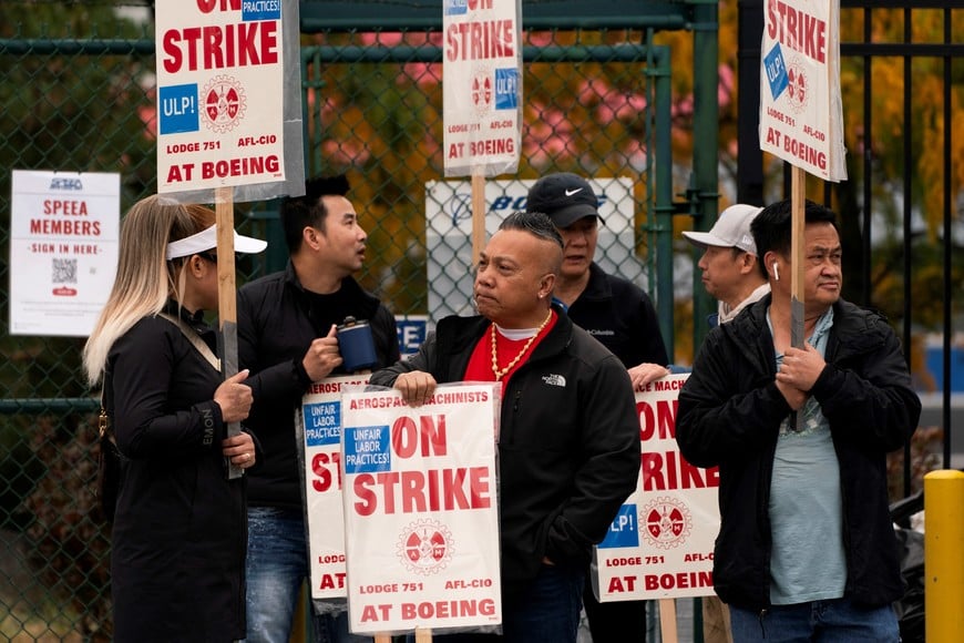 Boeing factory workers and supporters gather on a picket line near the entrance to a Boeing production facility in Renton, Washington, U.S. October 11, 2024. REUTERS/David Ryder