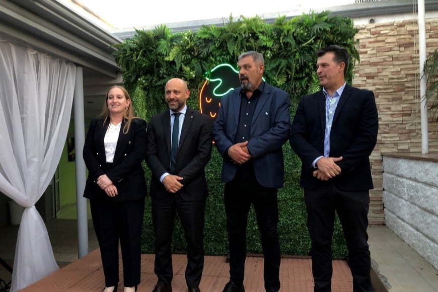 Victoria Tejeda, Gustavo Puccini, Ricardo Ramírez y Leo Diana, con el fondo festivo, en el salón Dorado.