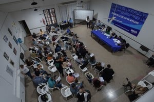 Las mociones votadas previamente en las seccionales correspondientes a La Capital y a Rosario son por el rechazo de la propuesta. Créditos: Luis Cetraro