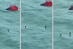 El hombre estaba aferrado a una heladera en el Golfo de México