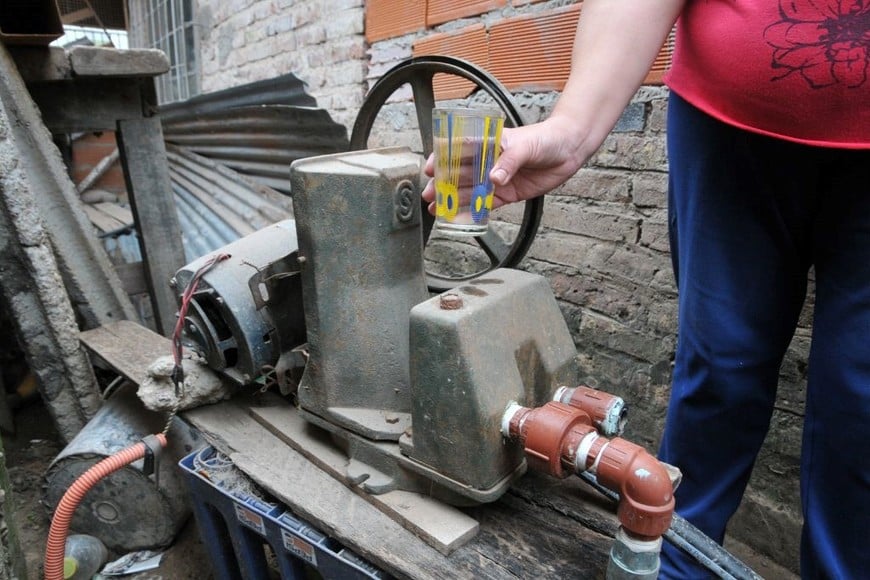 Beber agua de napas subterráneas expone a enfermedades hídricas. En la década del '60 el Banco Interamericano de Desarrollo ofreció créditos a bajas tasas de interés para promover el desarrollo de sistemas de potabilización centralizados. Como condición, en la Argentina exigió crear un organismo que garantice que sus dólares no tengan otros destinos. Ese es el rol clave del Enohsa que será cerrado. Crédito: Flavio Raina.