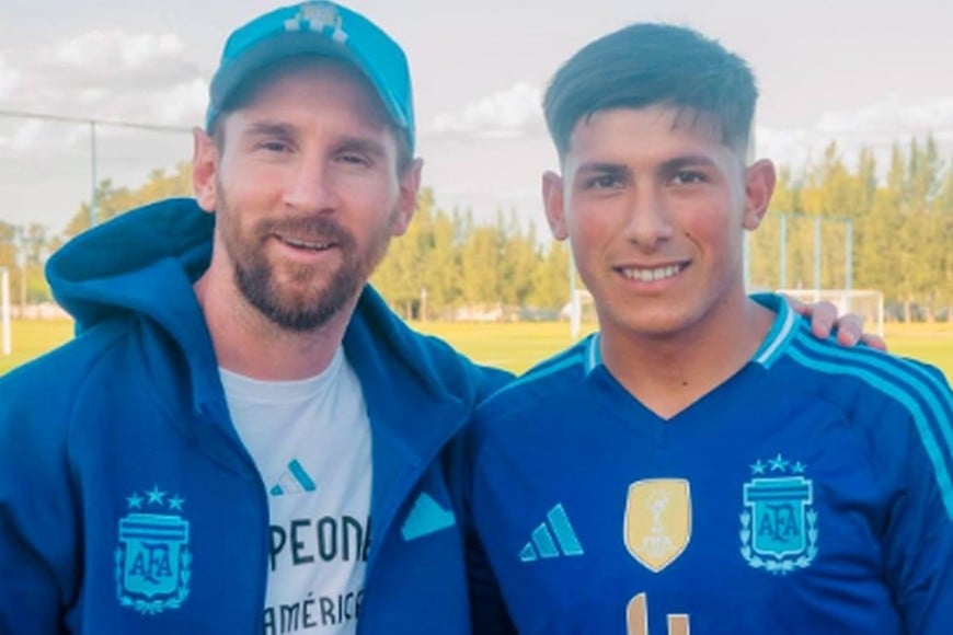 "Con el mejor de todos", fue el posteo que hizo Lautaro Vargas de la foto que se sacó con Messi, algo que hicieron el resto de los jugadores de la selección sub 20 de Argentina, que tuvo la mirada entendida del mejor jugador del mundo.