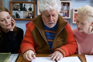 Almodóvar con las actrices de su nueva película. Foto: El Deseo / Movistar Plus+ / Warner Bros.