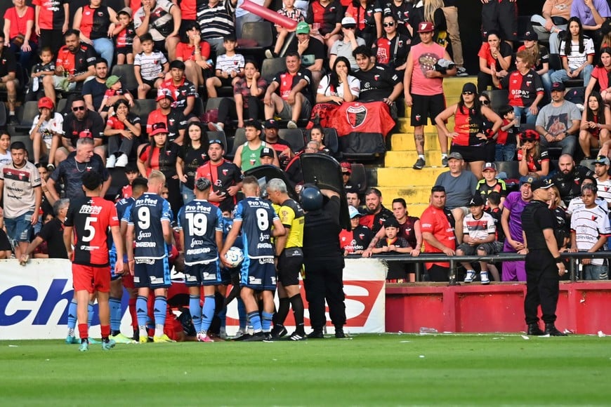 El festejo del gol terminó accidentado tras el lanzamiento de proyectiles desde la tribuna. Crédito: José Almeida