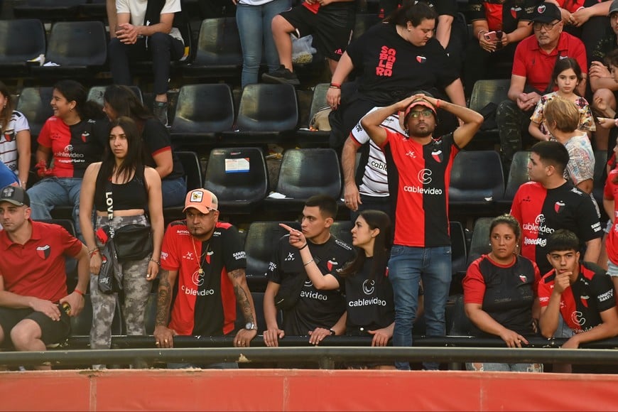 El enojo y la molestia de los hinchas luego del pitido final. Crédito: José Almeida