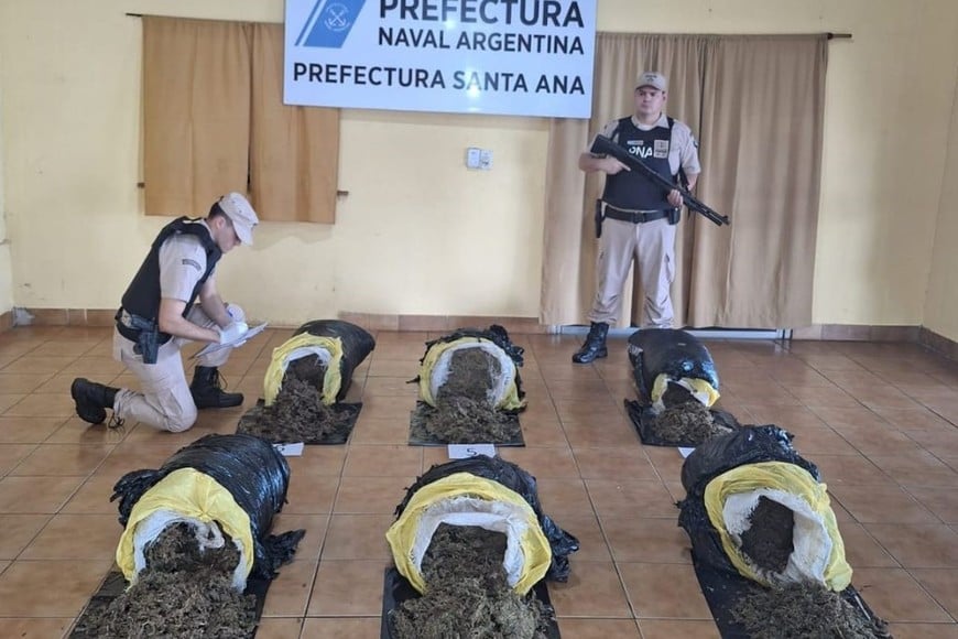 Se encontraron seis bultos con marihuana a granel.