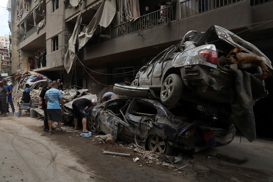 People inspect the damages at a site of an Israeli strike, amid ongoing hostilities between Hezbollah and Israeli forces, in Beirut, Lebanon, October 12, 2024. REUTERS/Emilie Madi