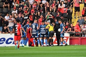 El festejo del gol terminó accidentado tras el lanzamiento de proyectiles desde la tribuna. Crédito: José Almeida