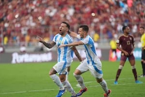 El último grito. Nicolás Otamendi celebra su gol ante Venezuela junto a Lo Celso. AFA