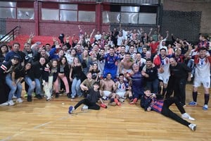 No faltó nadie. Unión de Crespo se consagró campeón del Clausura de Futsal. Los festejos en el Roque Otrino se extendieron por varios minutos.

