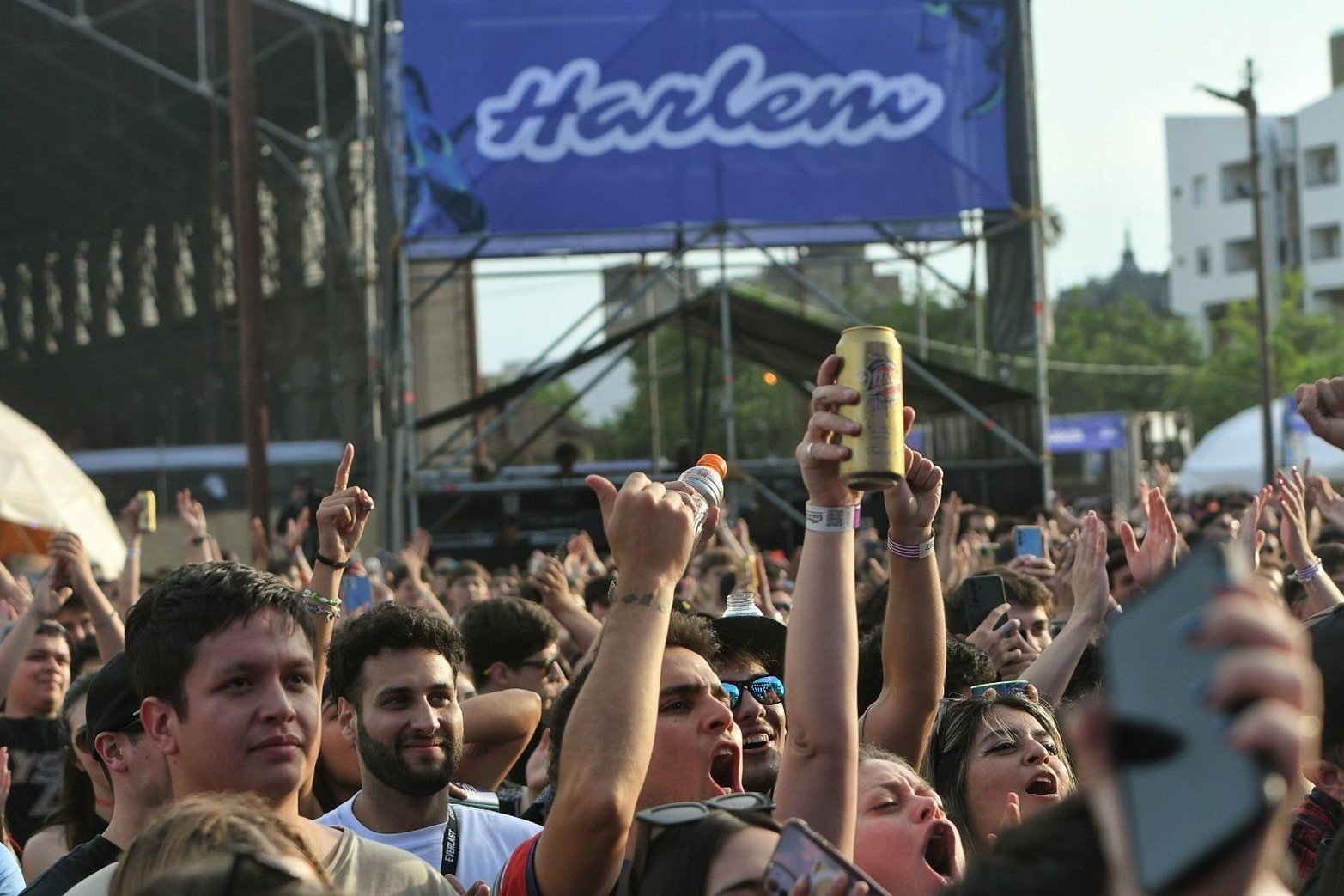 Primer día del Harlem . El festival más grande de la región Litoral contó con la actuación central del trapero Ysy A, junto al rock de Guasones y todos los clásicos de Turf. También con la vuelta de Indios, el reencuentro con Silvestre y la Naranja y Clara Cava, y propuestas como Joystick y Homer el Mero Mero, entre otros artistas que animaron la jornada. El cierre fue con la habitual visita de la fiesta Bresh.