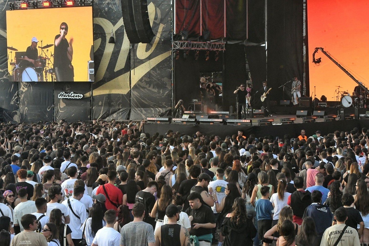 Primer día del Harlem . El festival más grande de la región Litoral contó con la actuación central del trapero Ysy A, junto al rock de Guasones y todos los clásicos de Turf. También con la vuelta de Indios, el reencuentro con Silvestre y la Naranja y Clara Cava, y propuestas como Joystick y Homer el Mero Mero, entre otros artistas que animaron la jornada. El cierre fue con la habitual visita de la fiesta Bresh.