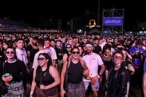 Primer día del Harlem . El festival más grande de la región Litoral contó con la actuación central del trapero Ysy A, junto al rock de Guasones y todos los clásicos de Turf. También con la vuelta de Indios, el reencuentro con Silvestre y la Naranja y Clara Cava, y propuestas como Joystick y Homer el Mero Mero, entre otros artistas que animaron la jornada. El cierre fue con la habitual visita de la fiesta Bresh.