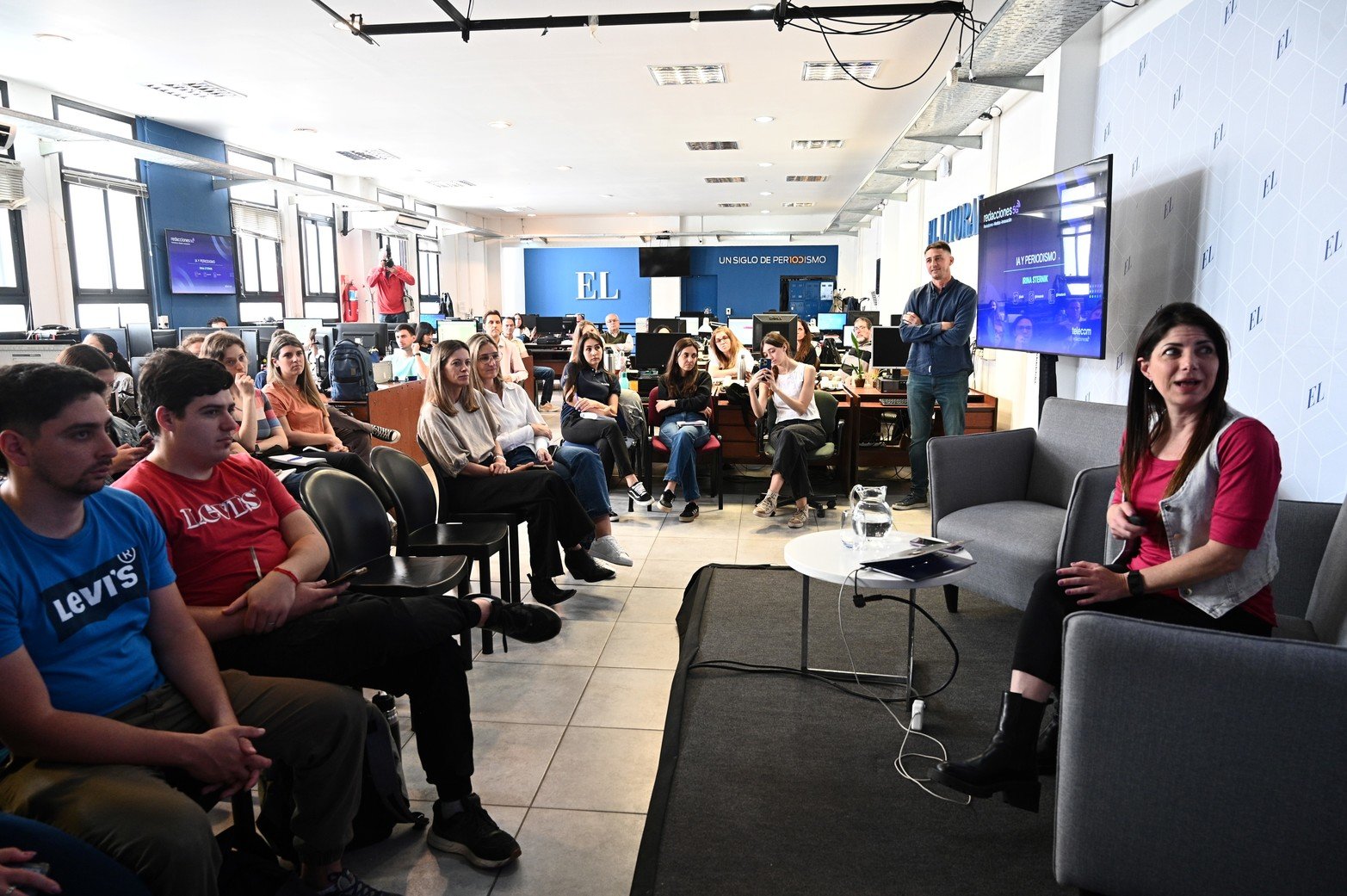 Comunicación y tecnología. Redacciones 5G visitó El Litoral y abrió el debate por el uso de la IA en el periodismo. El programa de Telecom Argentina desembarcó en la redacción con una charla de la periodista especializada en la materia, Irina Sternik.
