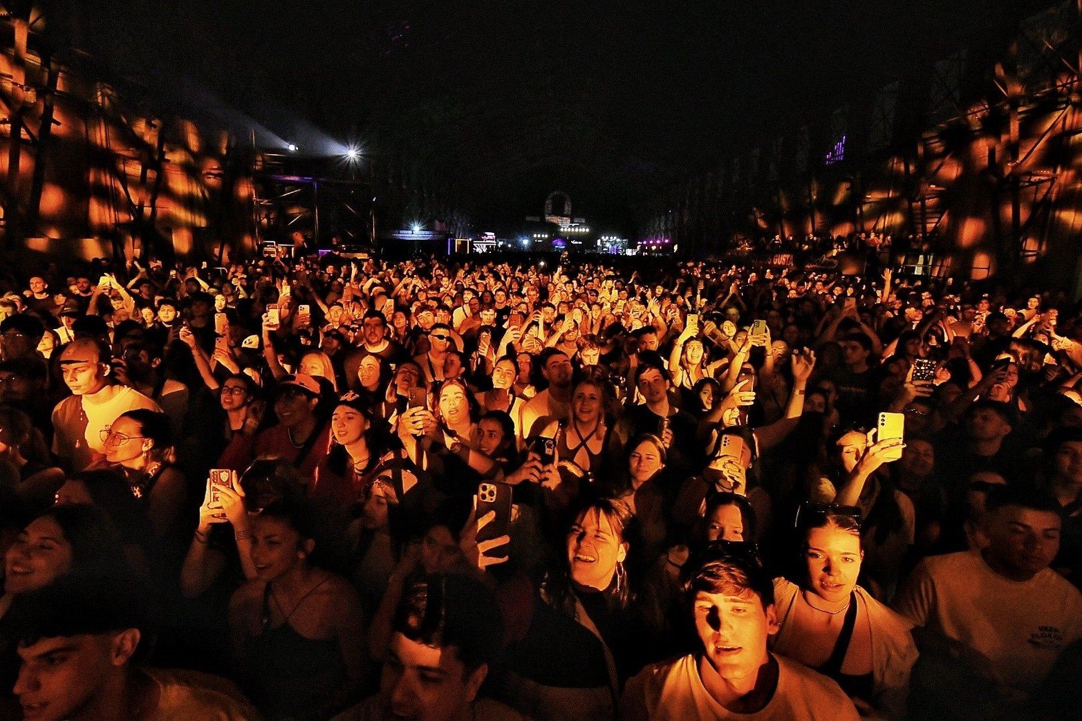 Primer día del Harlem . El festival más grande de la región Litoral contó con la actuación central del trapero Ysy A, junto al rock de Guasones y todos los clásicos de Turf. También con la vuelta de Indios, el reencuentro con Silvestre y la Naranja y Clara Cava, y propuestas como Joystick y Homer el Mero Mero, entre otros artistas que animaron la jornada. El cierre fue con la habitual visita de la fiesta Bresh.