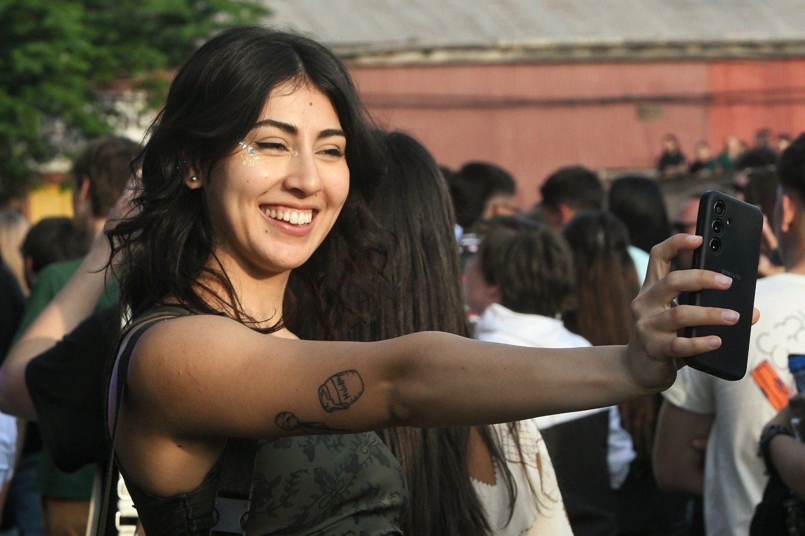 Primer día del Harlem . El festival más grande de la región Litoral contó con la actuación central del trapero Ysy A, junto al rock de Guasones y todos los clásicos de Turf. También con la vuelta de Indios, el reencuentro con Silvestre y la Naranja y Clara Cava, y propuestas como Joystick y Homer el Mero Mero, entre otros artistas que animaron la jornada. El cierre fue con la habitual visita de la fiesta Bresh.