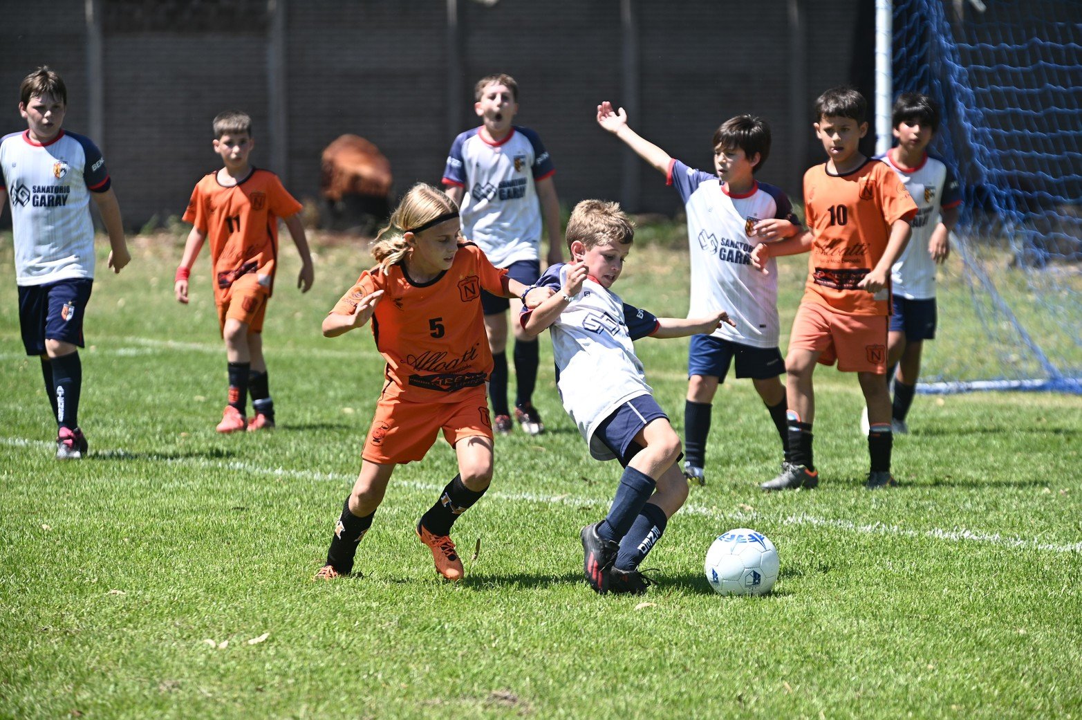 El Lasallanito: una verdadera fiesta del fútbol. infantil con más de 2000 niños en acción. Con una multitud de casi 4000 personas, la primera jornada del torneo que organiza el Club La Salle superó todas las expectativas y promete un fin de semana inolvidable.
