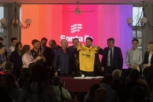 Pullaro con la camiseta de El Quillá que le entregaron las autoridades del club. Detrás, entre otros, Poletti y Garibaldi, cuyos hijos asistieron y asisten a la colonia de la entidad. Crédito: Manuel Fabatía