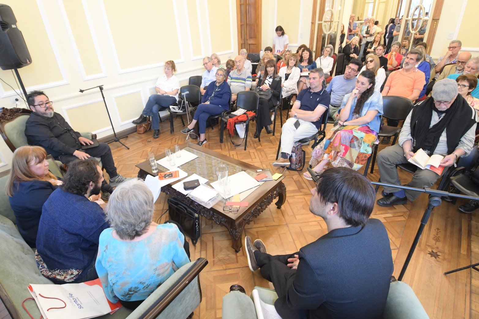 Festival Internacional de Literatura de Santa Fe. Se realizó entre el viernes y el domingo.
La comisión organizadora encabezada por Néstor Fenoglio, escritores locales e internacionales adherentes y las autoridades provinciales y municipales, desarrollaron la primera edición de este encuentro que contó con mesas de lectura, veladas literarias y visitas a escuelas, con el auspicio del diario El Litoral.
