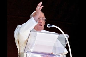 En sus saludos tras el Ángelus, Francisco recordó los conflictos en Oriente Medio y Ucrania, llamando a la diplomacia y al diálogo. Foto: Vatican Media.