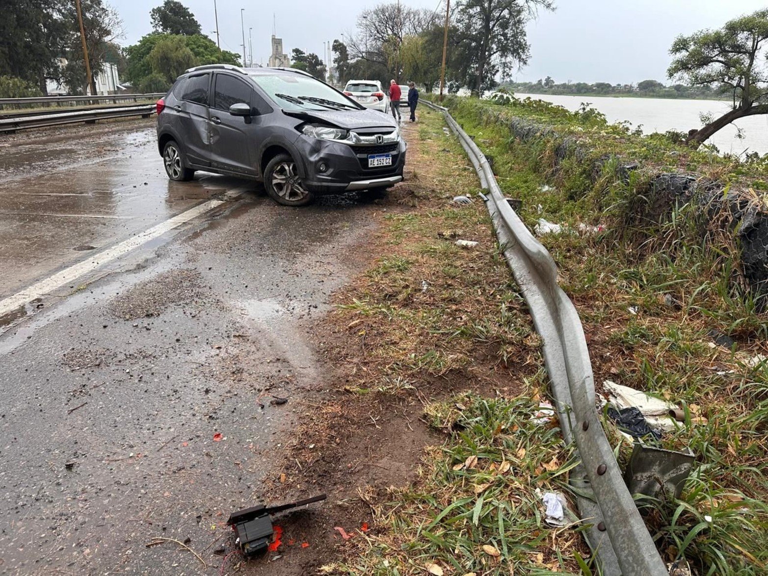 En Avenida de la Constitución. El lunes por la mañana, se registró un accidente vial a la altura del club El Quillá. El siniestro ocurrió cuando un automóvil Honda Fit, conducido por una mujer, perdió el control debido a la presencia de agua en la calzada, provocada por las lluvias que se registraron durante las primeras horas del día.
