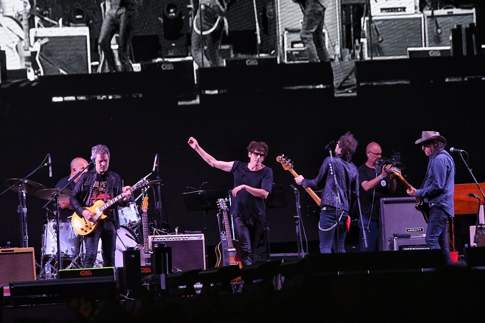 Primer día del Harlem . El festival más grande de la región Litoral contó con la actuación central del trapero Ysy A, junto al rock de Guasones y todos los clásicos de Turf. También con la vuelta de Indios, el reencuentro con Silvestre y la Naranja y Clara Cava, y propuestas como Joystick y Homer el Mero Mero, entre otros artistas que animaron la jornada. El cierre fue con la habitual visita de la fiesta Bresh.