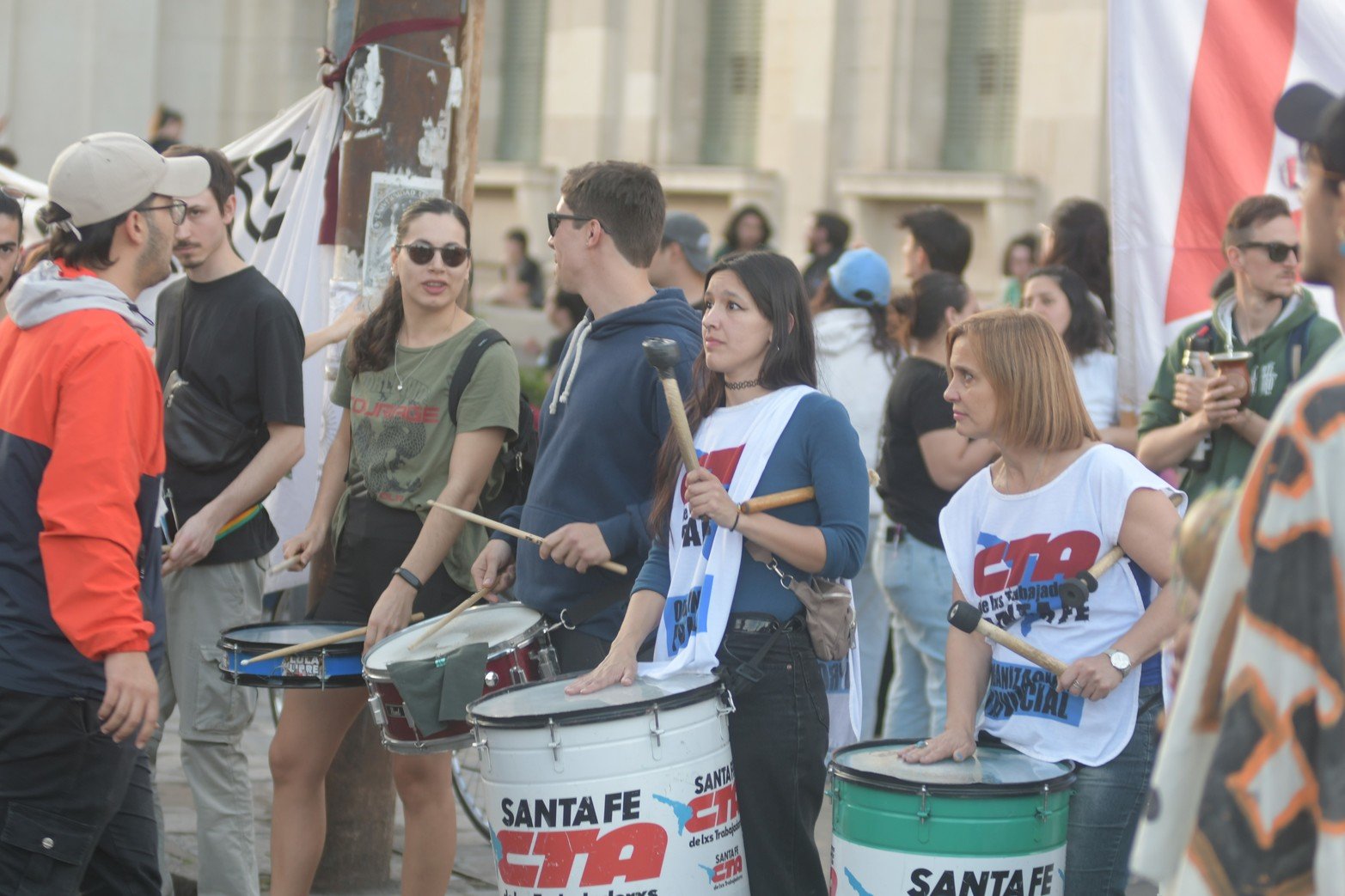 Presupuesto Universitario. Estudiantes y docentes siguen alzando la voz: realizaron un "ruidazo" frente al Rectorado de la UNL. Después de haber tomado la Facultad de Derecho, se mantuvieron los reclamos en la calle por el veto del Gobierno a la Ley de Financiamiento Universitario.
