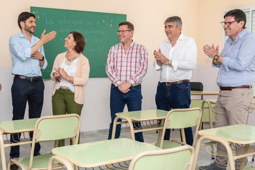 Pullaro contó a los presentes que “en lo que va de este año, sobre los 3.600 edificios escolares que tenemos, ya invertimos en más de 1.600; a las escuelas no les pueden faltar lo básico. Por eso le pido a los directivos que no dejen de gestionar, porque hay un Estado que destinará los recursos a eso que se necesita”.