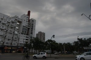 La tormenta avanza por la ciudad de Santa Fe este lunes por la tarde. Foto: Manuel Fabatía