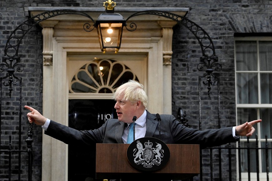 FILE PHOTO: Outgoing British Prime Minister Boris Johnson delivers a speech on his last day in office, outside Downing Street, in London, Britain September 6, 2022. REUTERS/Toby Melville/File Photo