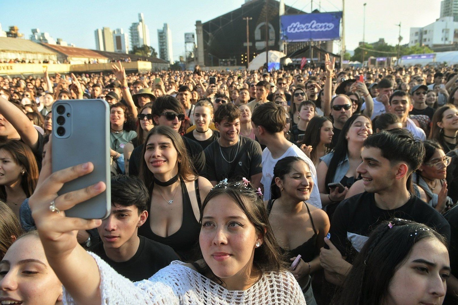 Harlem Festival: un manantial de sonidos y decires
En la jornada de cierre, la Estación Belgrano recibió a La Vela Puerca y Trueno como figuras principales de una grilla que sumó a artistas como Acru, Cruzando el Charco, Saramalacara, El Purre, Un Verano, Sofía Mora, Willy Bronca y Feli Ruiz. La fiesta Picheo 808 aportó el cierre danzante de un encuentro que se afianza en la región.