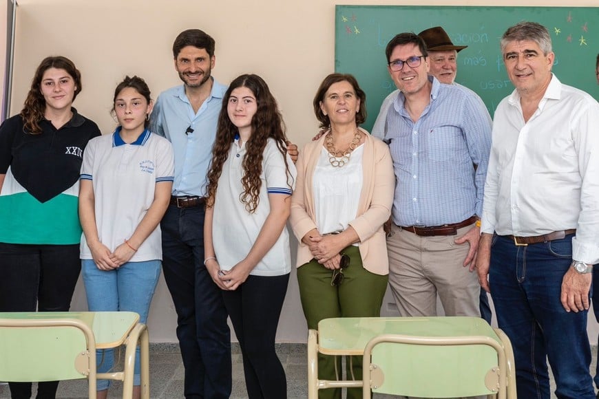 Pullaro contó a los presentes que “en lo que va de este año, sobre los 3.600 edificios escolares que tenemos, ya invertimos en más de 1.600; a las escuelas no les pueden faltar lo básico. Por eso le pido a los directivos que no dejen de gestionar, porque hay un Estado que destinará los recursos a eso que se necesita”.