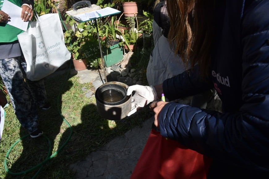 Descacharrado. Consiste en vaciar todos los recipientes que acumulan agua en los patios de las viviendas.

Flavio Raina.