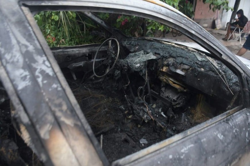 Así quedó el vehículo incendiado. Crédito: Guillermo Di Salvatore.