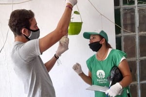 Descacharrado. Consiste en vaciar todos los recipientes que acumulan agua en los patios de las viviendas.

Flavio Raina.