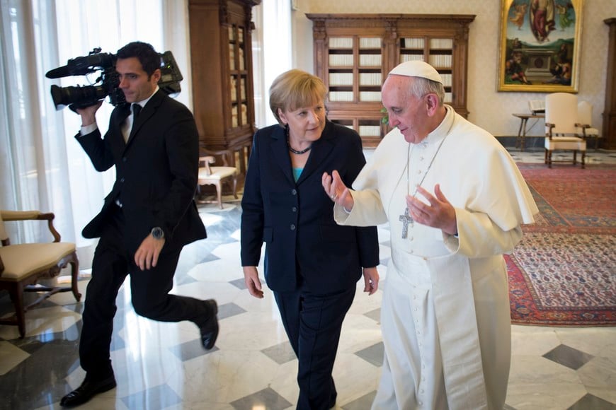 Pope Francis (R) meets with German Chancellor Angela Merkel during a private audience at the Vatican, May 18, 2013. REUTERS/Guido Bergmann/Bundesregierung /Pool   (ITALY - Tags: RELIGION POLITICS) THIS IMAGE HAS BEEN SUPPLIED BY A THIRD PARTY. IT IS DISTRIBUTED, EXACTLY AS RECEIVED BY REUTERS, AS A SERVICE TO CLIENTS vaticano roma italia papa francisco Angela Merkel audiencia privada canciller alemana sumo pontifice papa argentino reunion encuentro mandataria