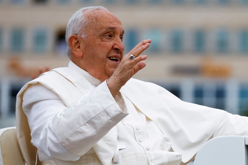 Pope Francis gestures as he sits in the popemobile, during a one-day apostolic journey in Luxembourg, September 26, 2024. REUTERS/Stephanie Lecocq