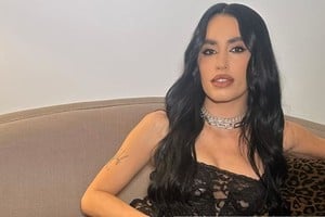 La cantante, vestida con un sensual look de encaje, transparencias y tajos desplegó todo su carisma