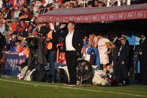 Reconocido y aplaudido FDK. Venga con el equipo que venga (en la foto con Lanús), cada vez que Frank Darío Kudelka pisa el 15 de Abril, recibe el cariño de la gente de Unión. Para el gran partido de este sábado, a las 21.15, Huracán pierde a uno de los dos chilenos que la vienen rompiendo toda. Crédito: Mauricio Garín